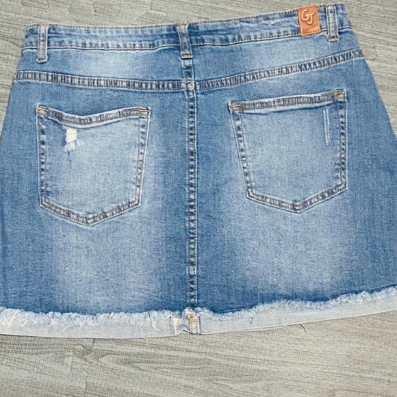 Comfy denim button up skirt - Picture 3 of 4